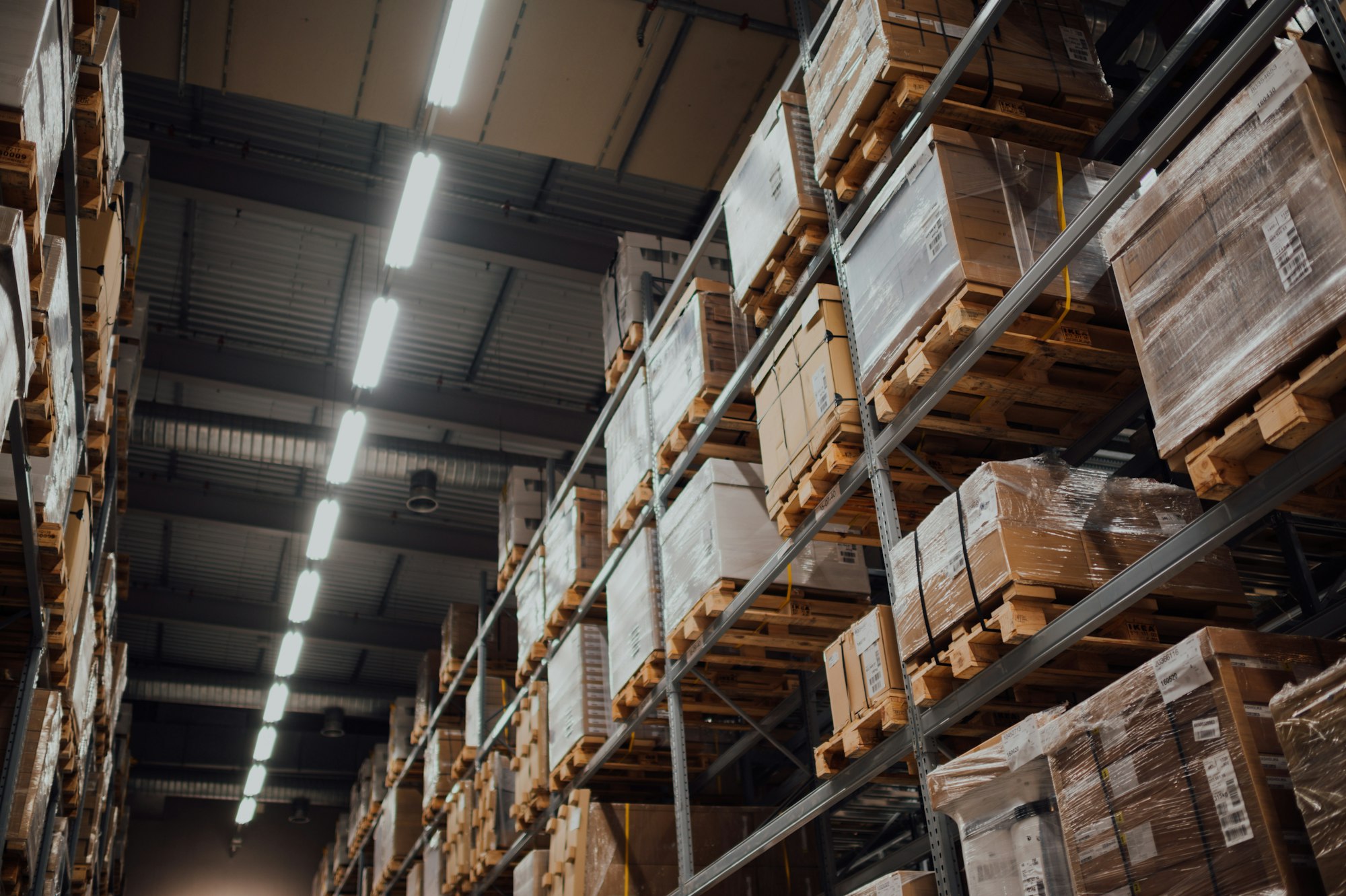 Cartons stockés sur des rayonnages d’entrepôt