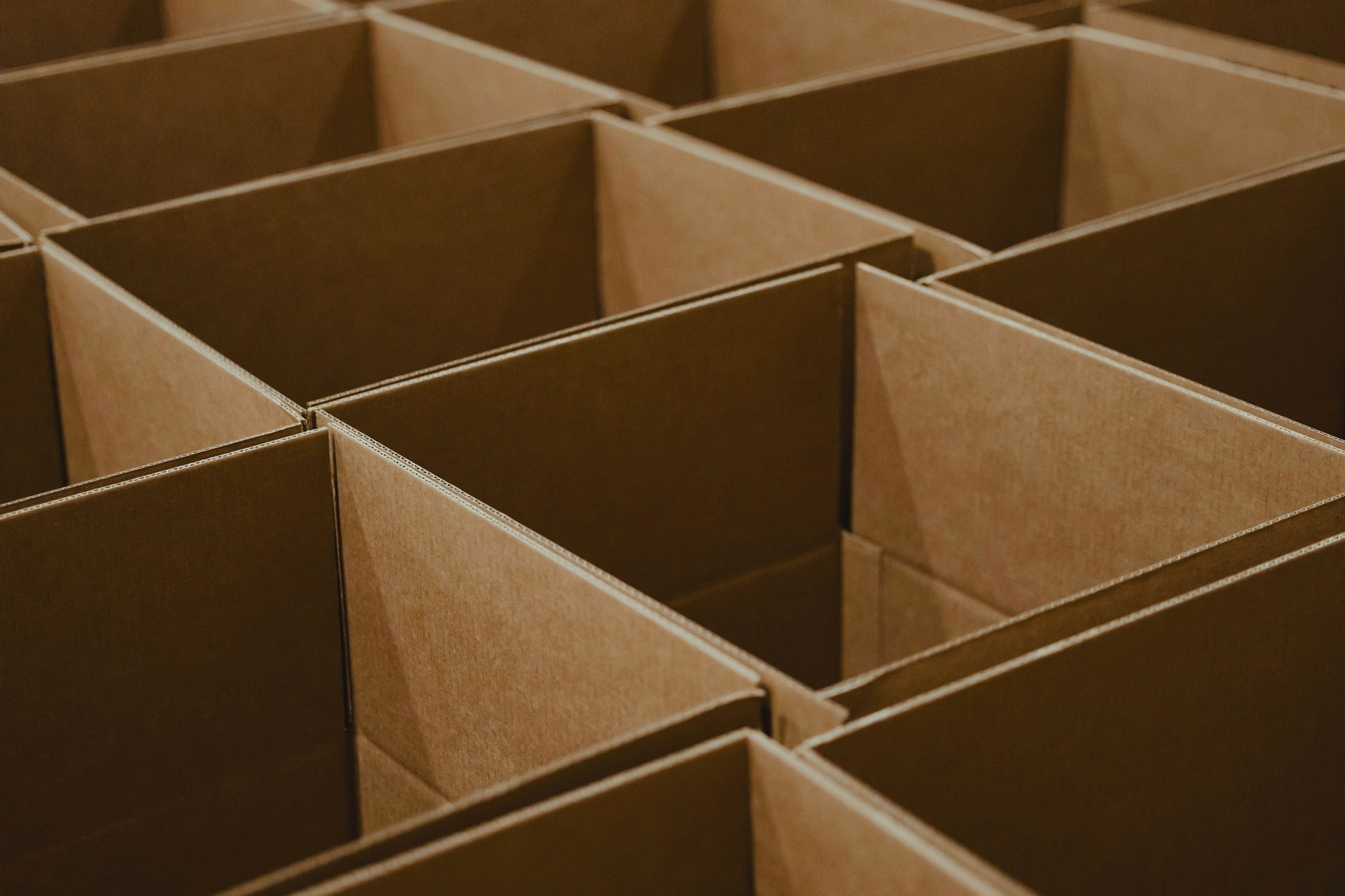 Boîtes en carton kraft ouvertes, vues de dessus